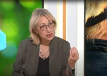 marie-anne montchamp sur assurance tv, en train de s'exprimer