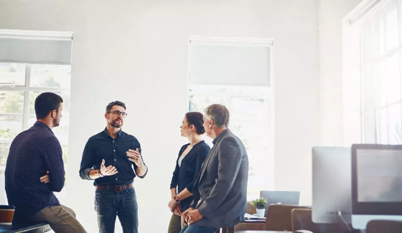 Groupe de collègues ayant une discussion au bureau lors d'une réunion