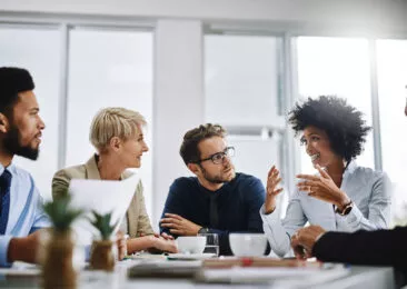 Collègues de bureau faisant un brainstorming lors d'une réunion