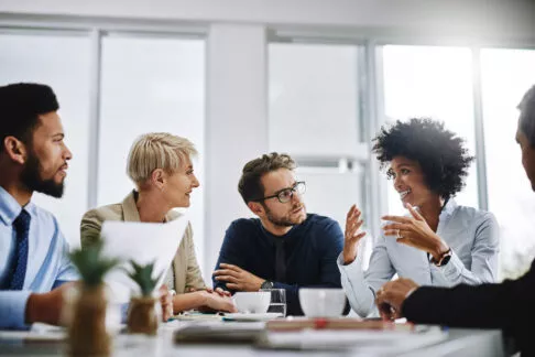 Collègues de bureau faisant un brainstorming lors d'une réunion