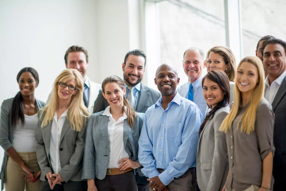 Groupe de collègues multiculturel heureux de travailler ensemble