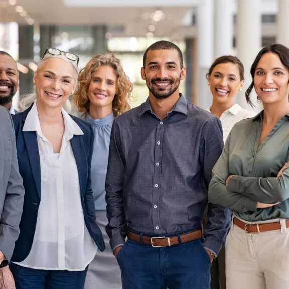 Groupe de collègues multiculturel heureux de travailler ensemble