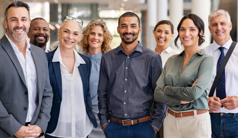 Groupe de collègues multiculturel heureux de travailler ensemble