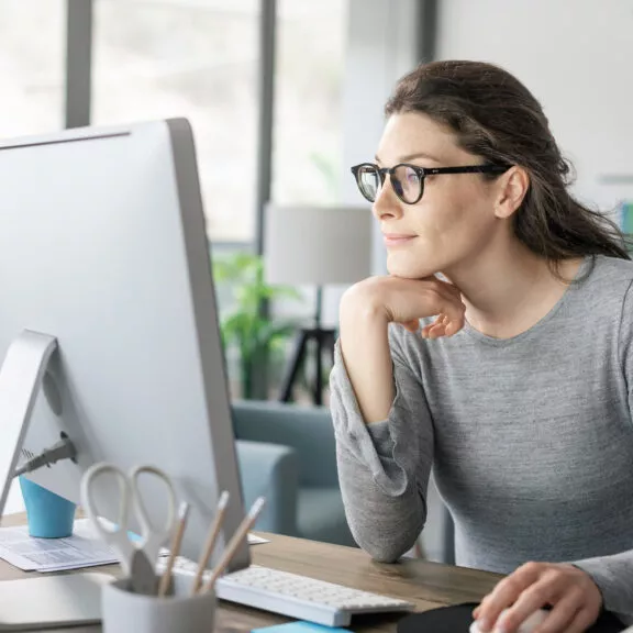 Femme au bureau travaillant devant son ordinateur