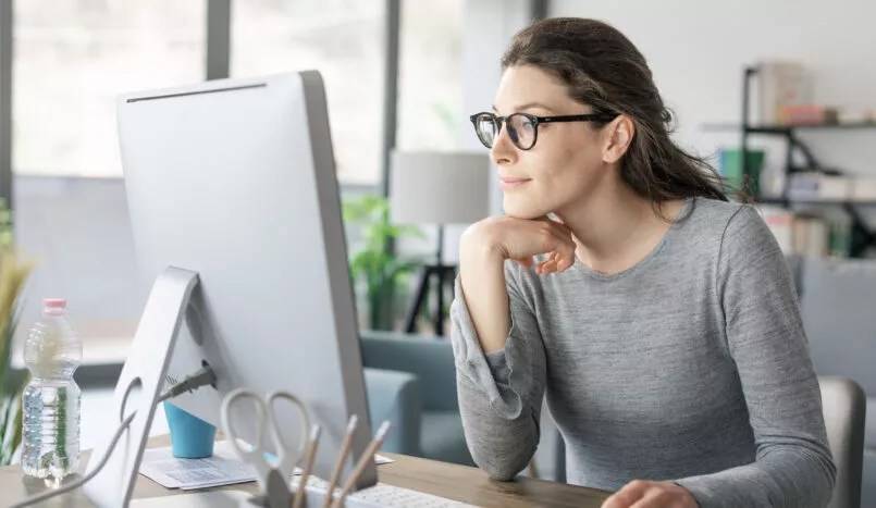 Femme au bureau travaillant devant son ordinateur