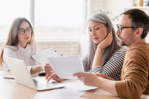 Groupe de collègues discutant ensemble lors d'une réunion