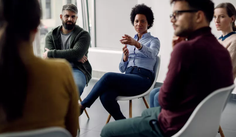 Hommes et femmes discutant lors d'un groupe de parole