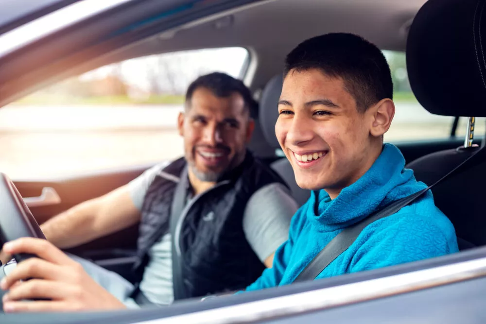 un moniteur d'autoécole donne une leçon de conduite à un adolescent