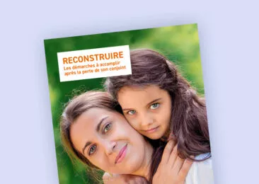 Reconstruire le guide des démarches après la perte de son conjoint, photo d'une maman avec sa fille sur le dos