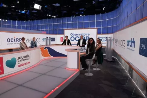 Observatoire OCIRP Salariés aidants 2022, plateau télé de l'émission, les participants au fond