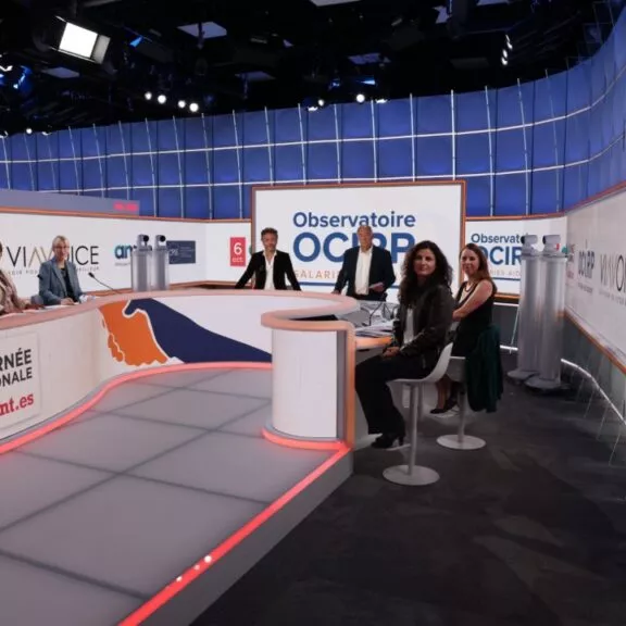 Observatoire OCIRP Salariés aidants 2022, plateau télé de l'émission, les participants au fond