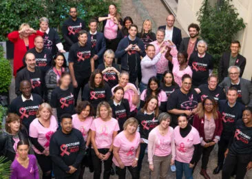 Les salariés de l'OCIRP aux couleurs d'Octobre rose, photo de groupe vue de haut