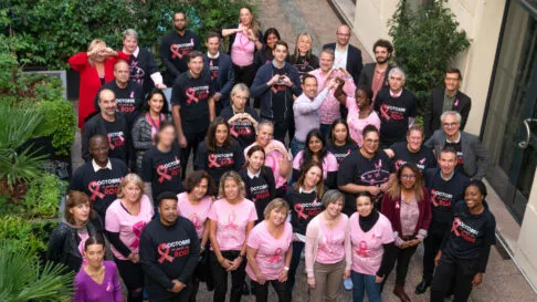 Les salariés de l'OCIRP aux couleurs d'Octobre rose, photo de groupe vue de haut