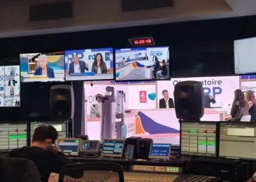 Plateau télé à la Maison de la Radio et de la Musique, les caméras et les écrans pour l'émission OCIRP