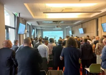 L'assemblée générale de l'OCIRP, 22 juin 2023, participants debout dans la salle