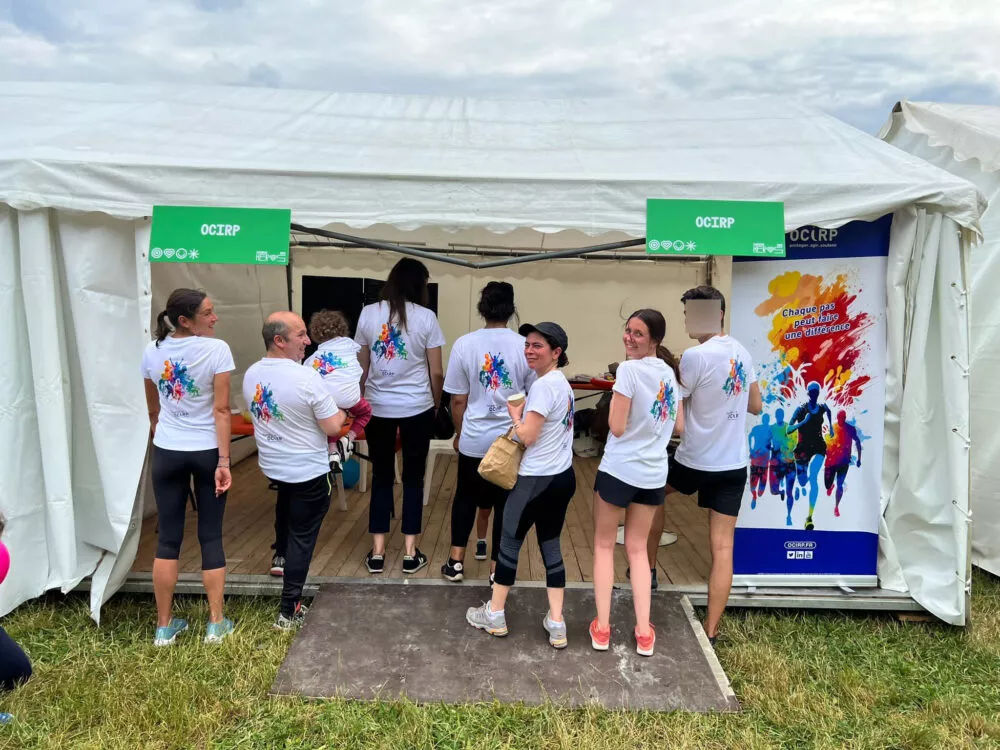 Les salariés de l'OCIRP sur le stand du village de la course des héros, debout de dos