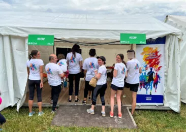 Les salariés de l'OCIRP sur le stand du village de la course des héros, debout de dos