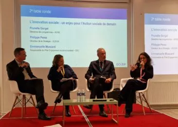 première journée collective de l'action sociale, les 4 participants à la deuxième table ronde, assis sur scène face à l'assemblée