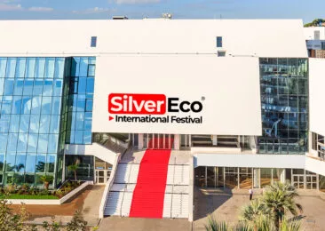 Le bâtiment du Festival Silver Eco à Canne, escaliers revêtus d'un tapis rouge