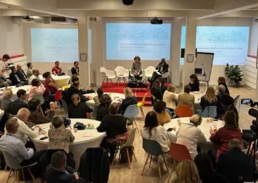 Journée collective de l'action sociale de l'Union OCIRP : Projection la parentalité à l'épreuve du deuil, les participants sur scène, l'assistance nombreuse assise par groupe autour de tables rondes